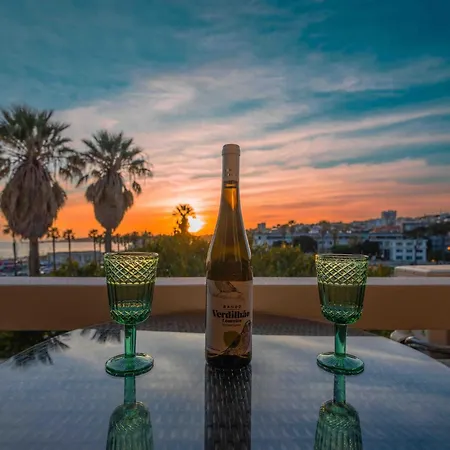 Sea View W Balcony 2 Mins Walk To & Casino Apartment