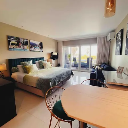 Sea View W Balcony 2 Mins Walk To & Casino Apartment